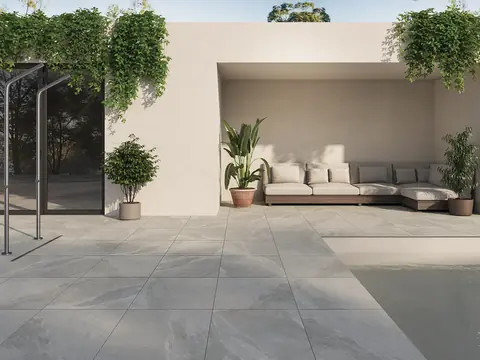 Patio coperto con divano da esterno e pavimento in gres grigio 60x60 spessore 2 cm