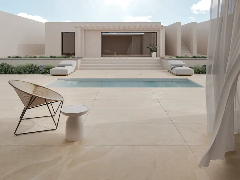 Terrazza con piscina e pavimento esterno in gres porcellanato beige 60x120 spessore 2 cm