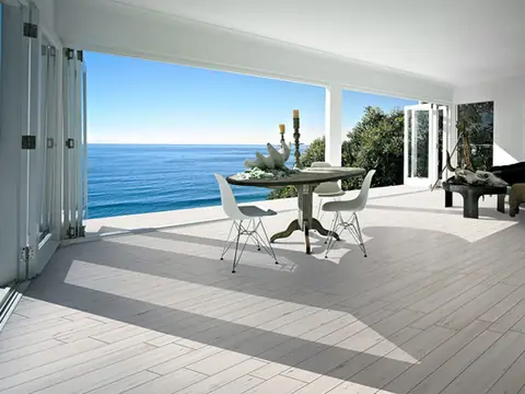 Terrazza vista mare con pavimento in gres effetto legno chiaro